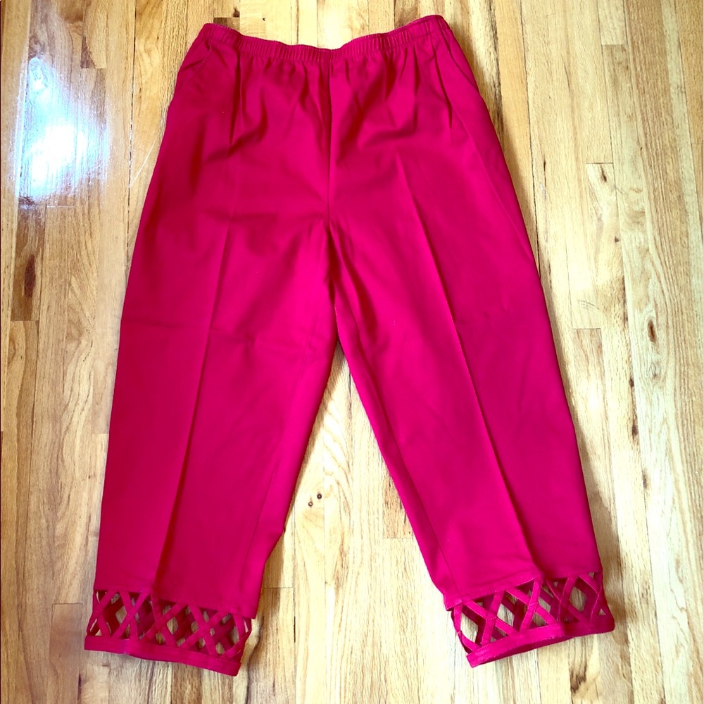 Women’s Capris with Lattice Trim ❤️=👕